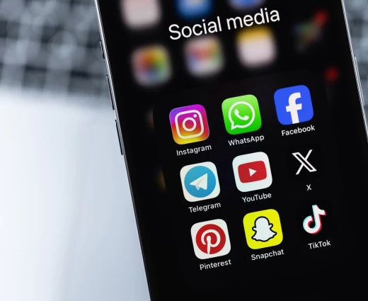 Η κίνηση της Apple που «γονάτισε» τη Meta: Η μέρα που τα δεδομένα έγιναν το ακριβότερο νόμισμα